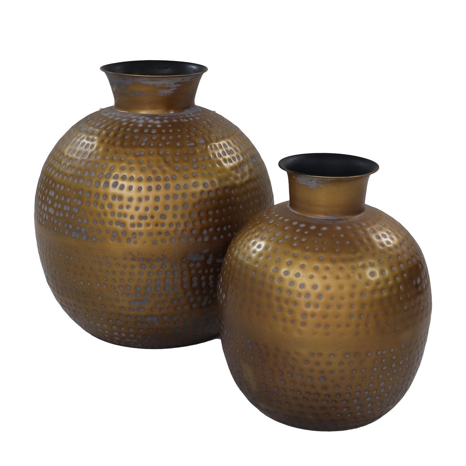 Twee bolvormige bronzen vazen met hamerslagpatroon en smalle opening, glanzend afgewerkt tegen een witte achtergrond.