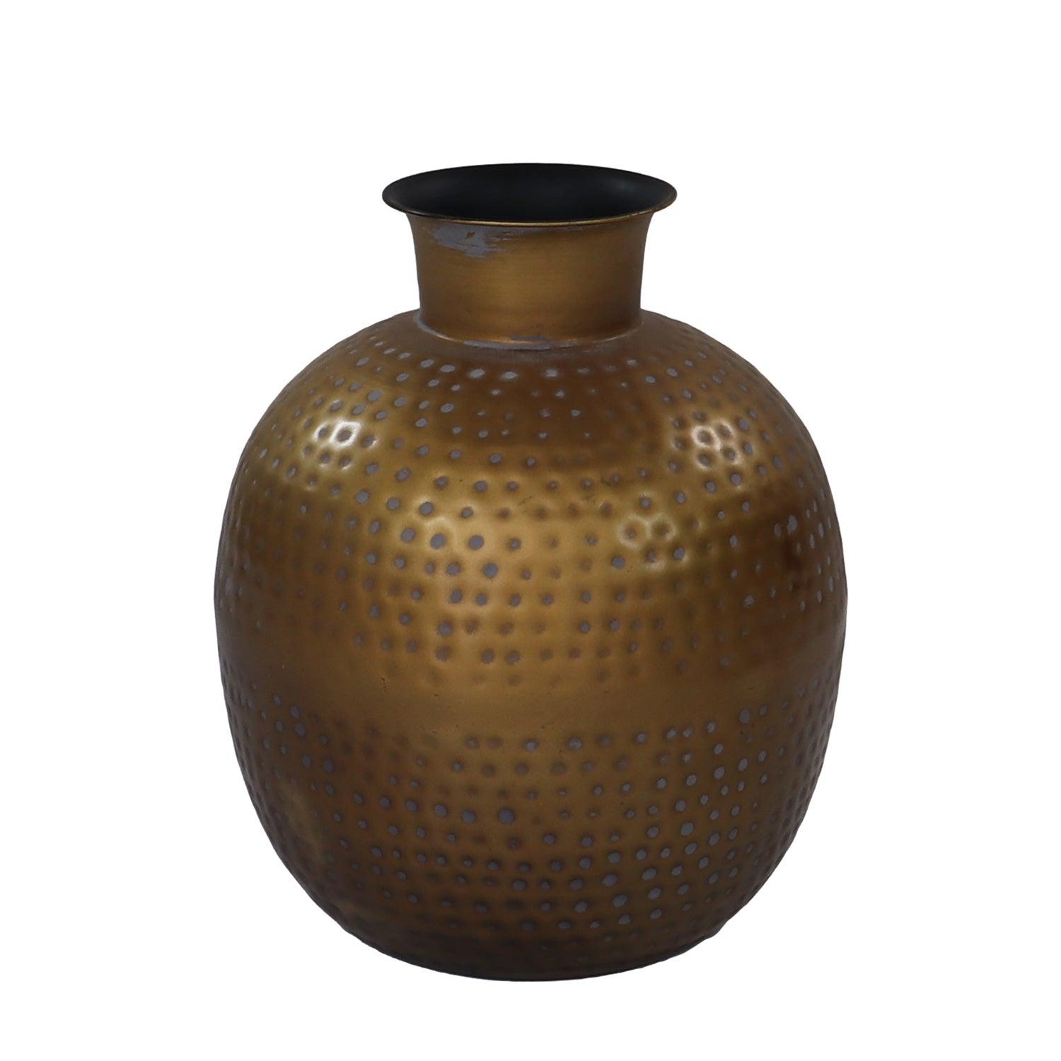 Gouden vaas met bolle vorm, gedecoreerd met subtiele stippen en een licht uitlopende smalle hals.