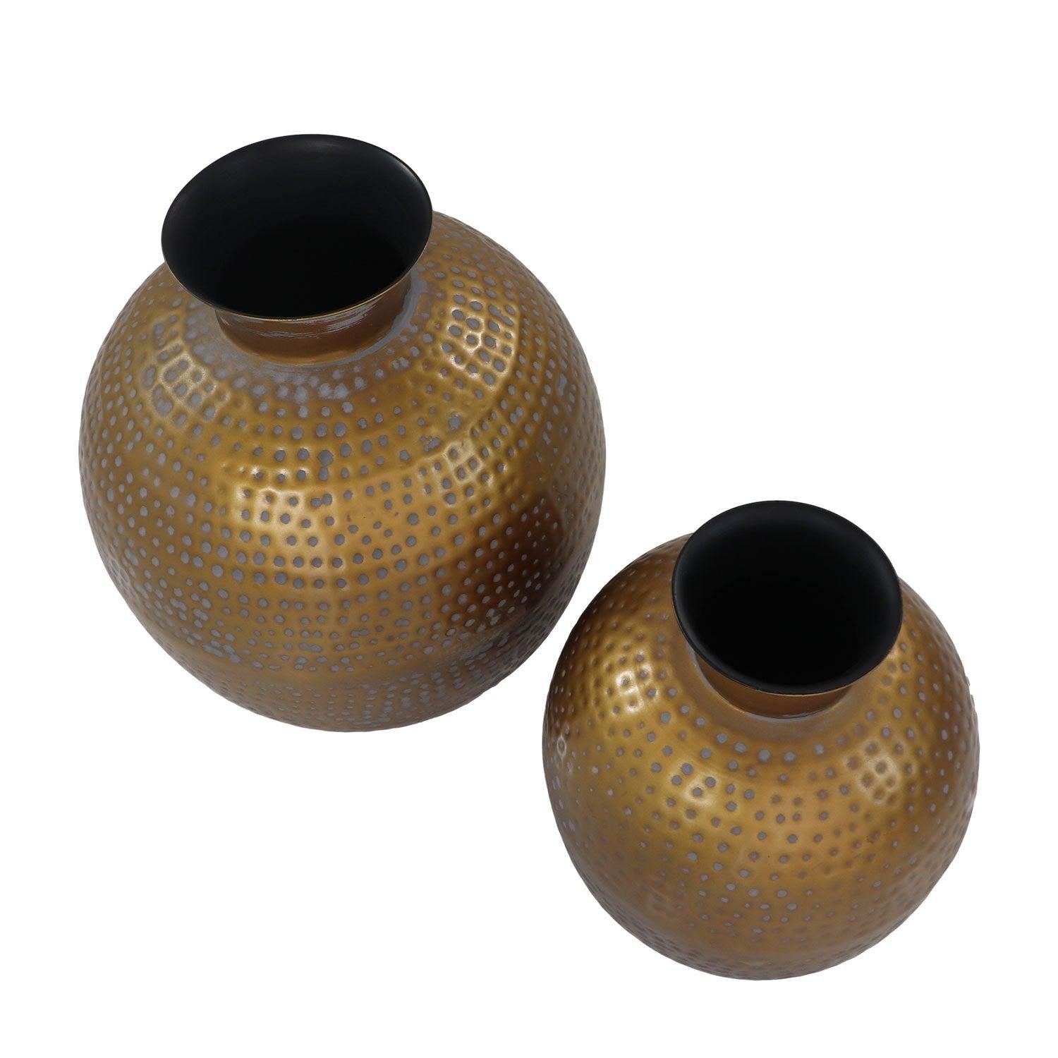 Twee bronzen vazen met sierlijke trommelachtige patronen en zwarte openingen, rustiek en elegant vormgegeven.