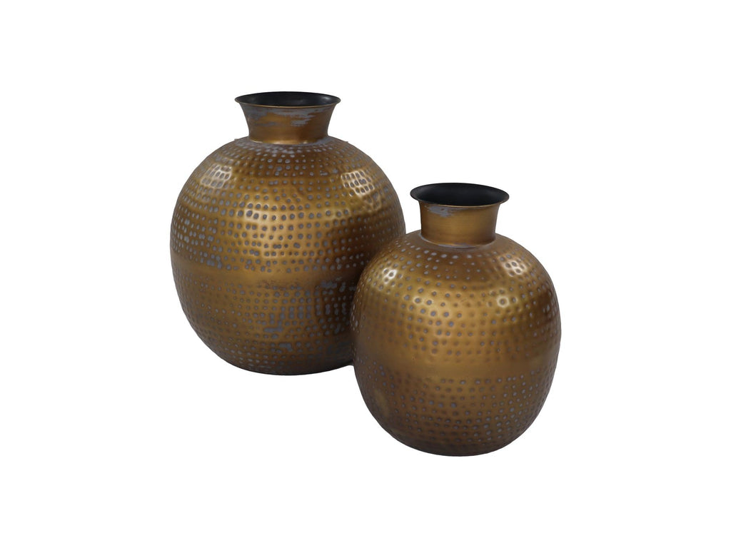 Twee ronde, goud-bronzen vazen met een gehamerd patroon, in verschillende maten naast elkaar geplaatst.