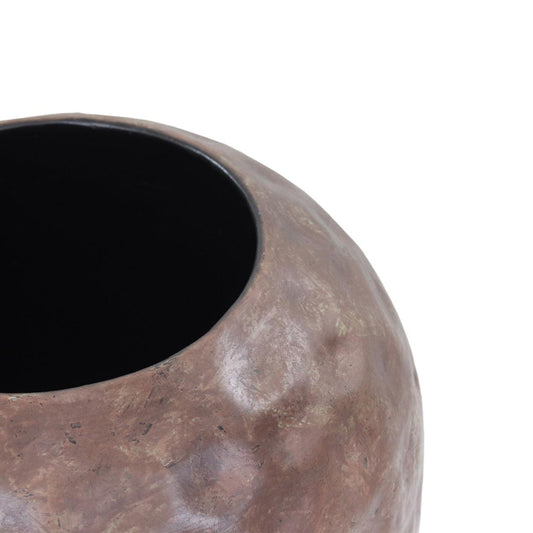 Koperkleurige vaas met gehamerde textuur en donkere binnenzijde, rustiek en minimalistisch ontwerp.