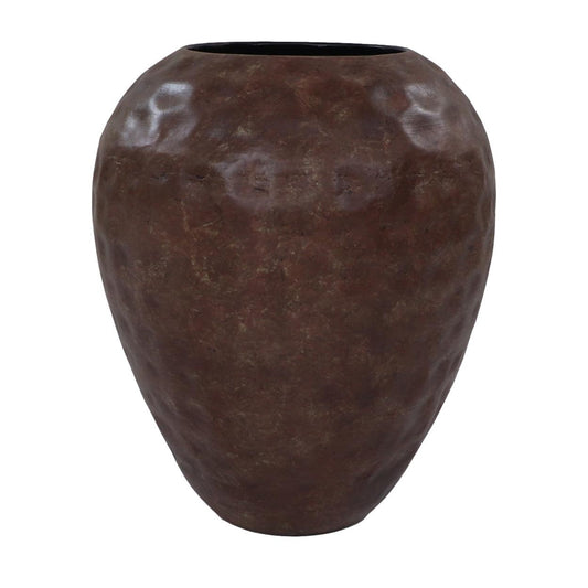 Donkerbruine, rustieke keramische vaas met een licht glanzend oppervlak en subtiele hamerslagstructuur.