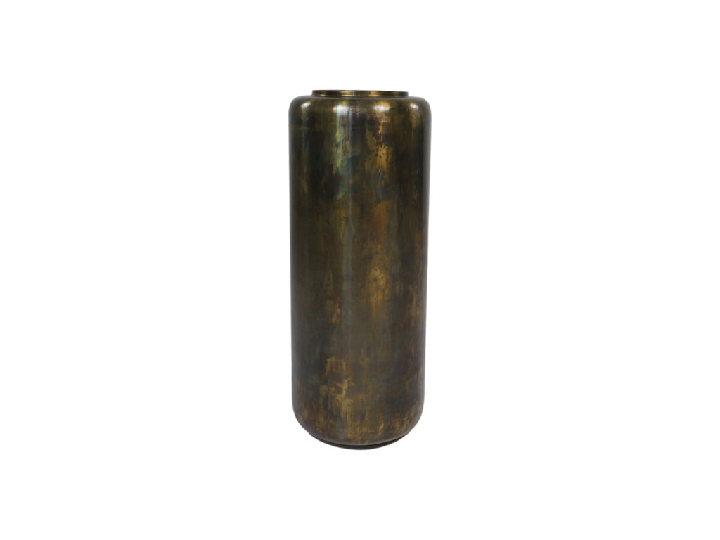 Hoge cilindervormige bronzen vaas met een verweerd oppervlak, dat een antieke uitstraling biedt.