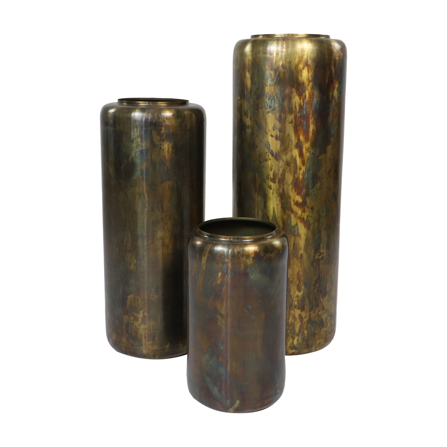 Drie cilindrische, glanzende koperen vazen met iriserend, gevlekt oppervlak in verschillende hoogtes.