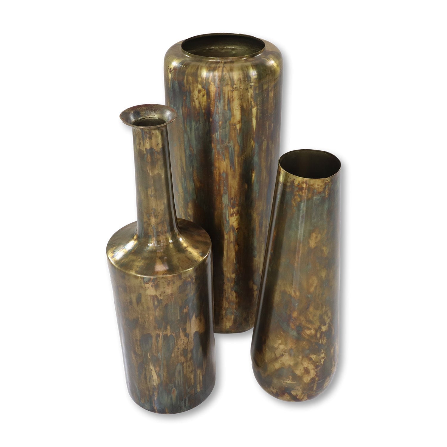 Drie antieke metalen vazen met een verweerd, gepatineerd oppervlak in diverse goud- en blauwachtige tinten.