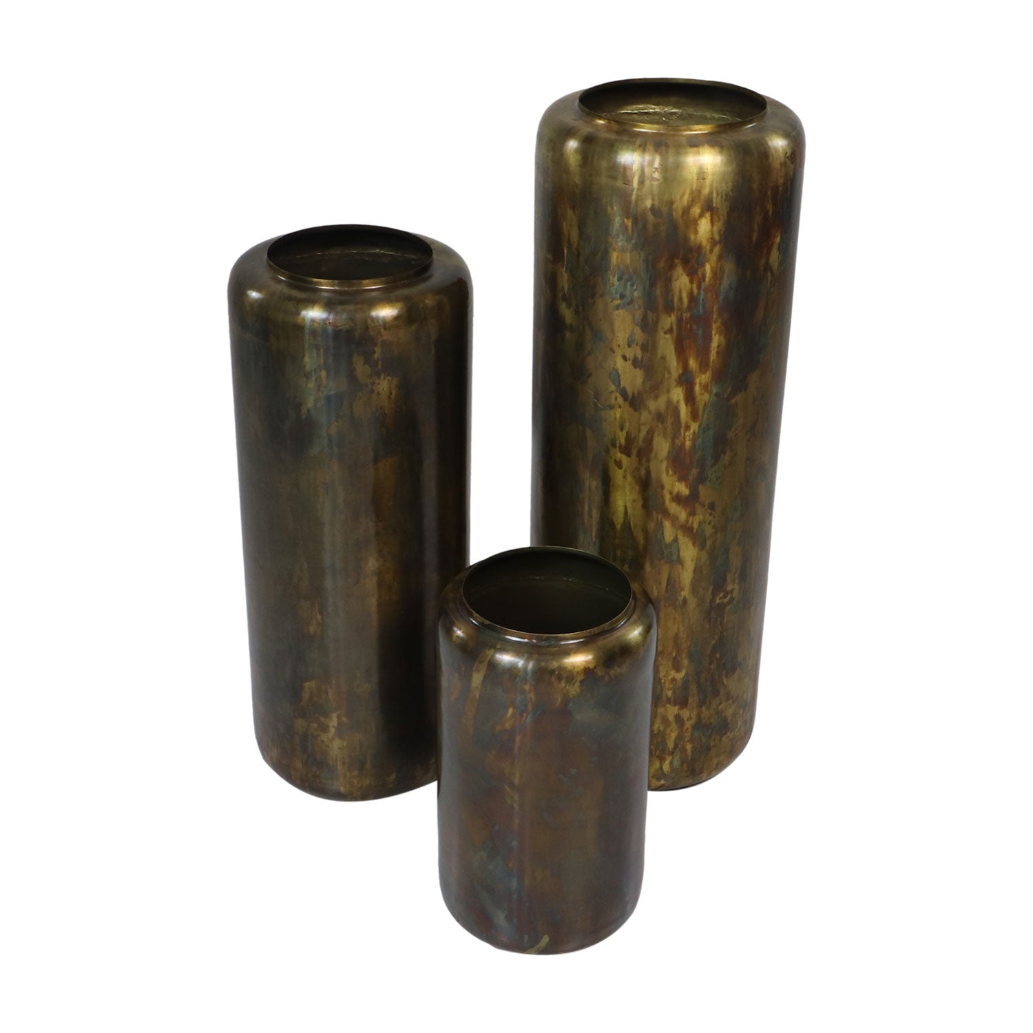 Drie roestbruine metalen vazen van verschillende hoogtes met een glanzende, gepatineerde afwerking.