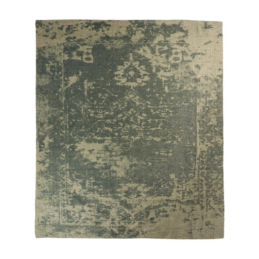 Verweerd tapijt in vintage stijl met vervaagde patronen in groen en beige tinten, rustieke uitstraling.