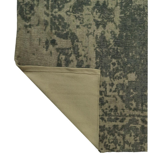 Groen en beige camouflagepatroon doek met een omgevouwen hoek, matte textuur en aardse tinten.