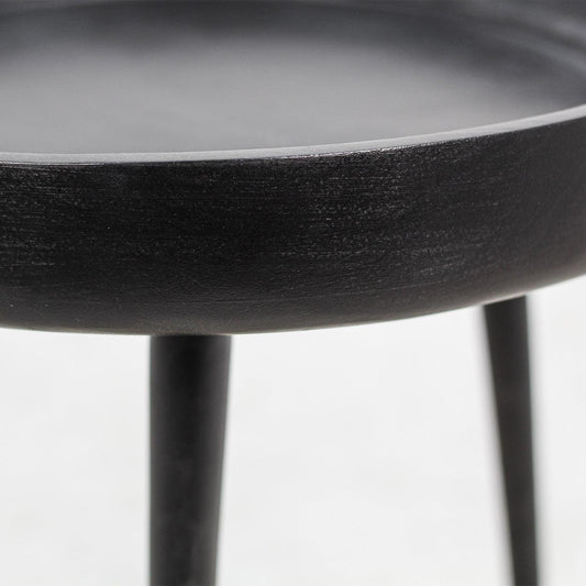 Detail van HSM Collection Ventura bijzettafel: mangohouten blad met zichtbare houtnerf en matte zwarte metalen poot