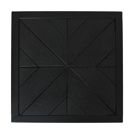 Vierkante zwarte houten onderzetter met geometrisch lijnpatroon, vormen een elegant, strak ontwerp.