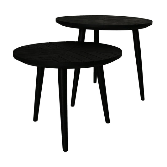 Twee stijlvolle, zwarte, ronde bijzettafels met slanke poten en subtiele, houtnerfpatronen op de bladen.