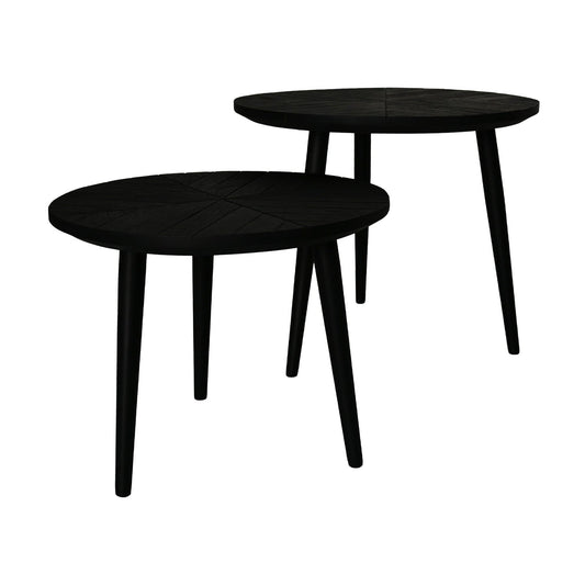 Twee elegante zwarte bijzettafels met ronde bladen en slanke, taps toelopende poten.