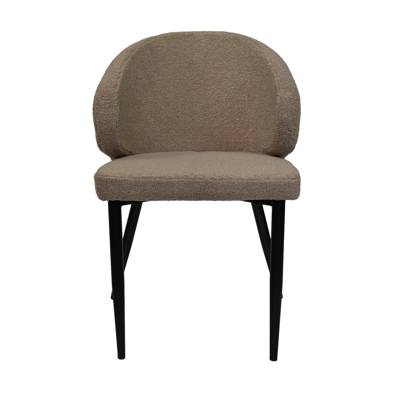 Moderne stoel met beige bouclé bekleding en zwarte metalen poten, geschikt voor stijlvol interieur.