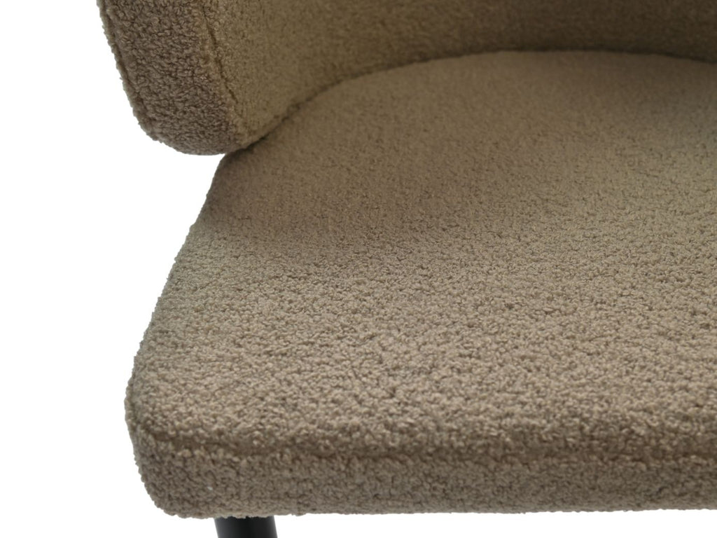Teddybeklede beige stoelzitting met gebogen rugleuning, zachte textuur, tegen een witte achtergrond.