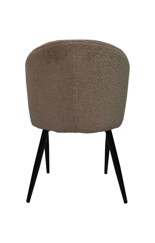 Donkerbruine beklede stoel met zwarte, slanke metalen poten, gezien vanaf de achterkant.