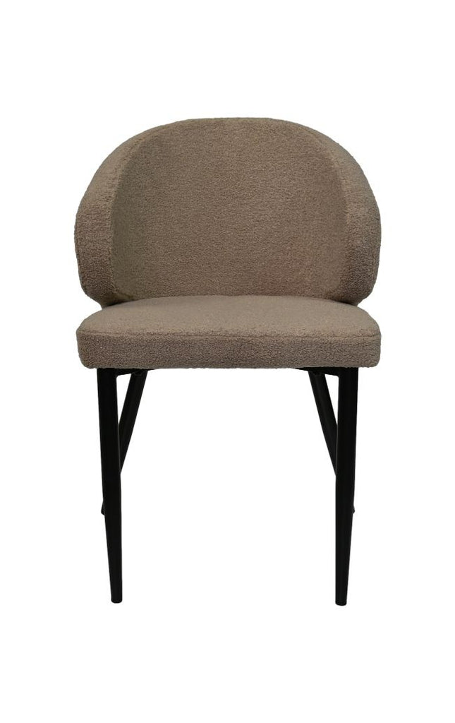Stijlvolle beige fauteuil met gebogen rugleuning en zwarte metalen poten, ideaal voor modern interieur.