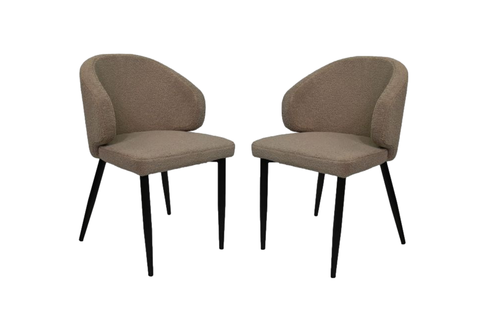 Twee stijlvolle beige stoelen met afgeronde rugleuningen en zwarte poten, eenvoudig en modern ontwerp.