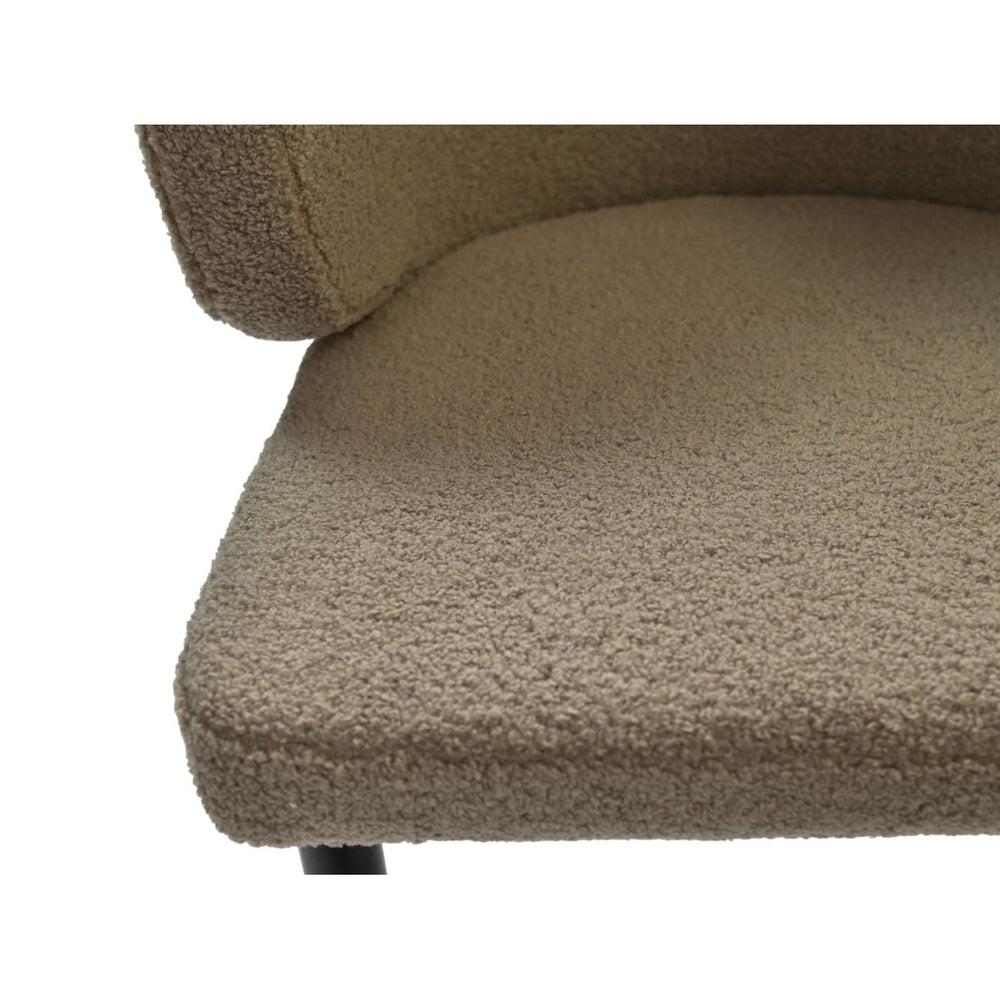 Gezellige stoel met beige bouclé stof en moderne uitstraling, gericht op comfort en stijl.