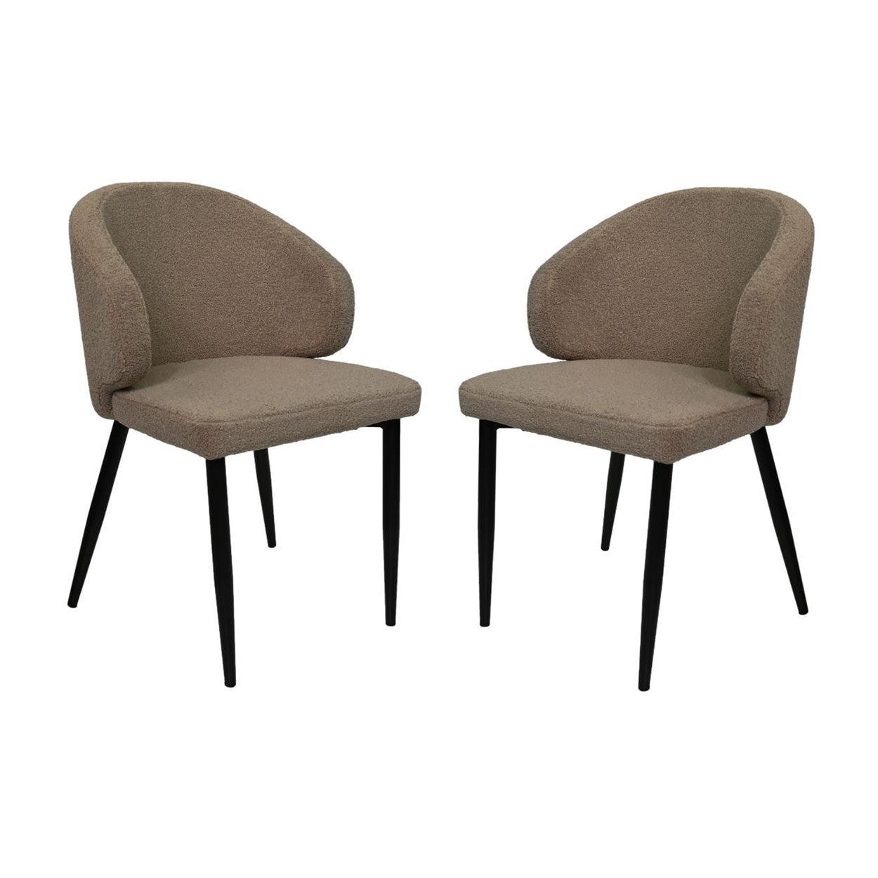 Twee bruine, stoffen fauteuils met gebogen rugleuning en zwarte metalen poten, strak en modern design.