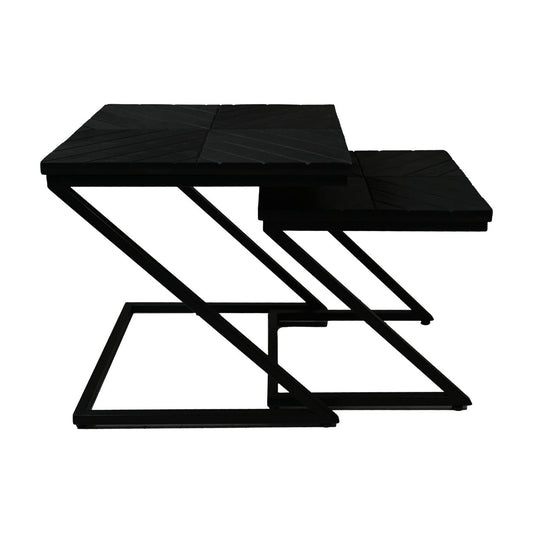 Twee moderne zwarte bijzettafels met geometrisch metalen frame en vierkante bladen, stijlvol en minimalistisch.