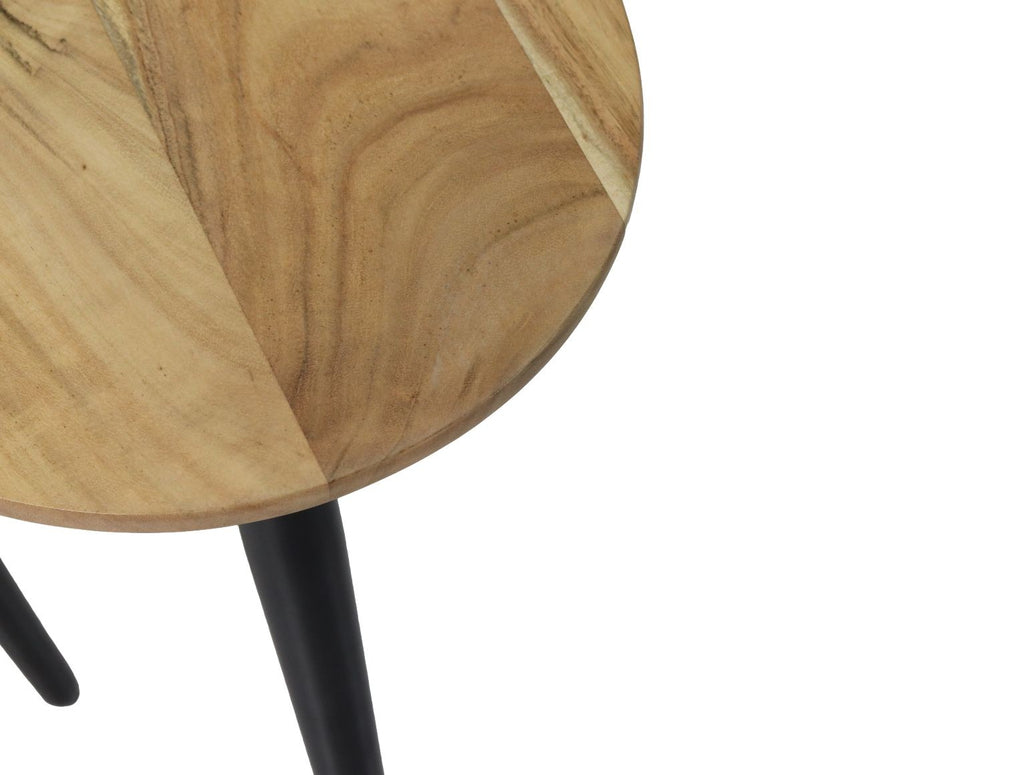 Rond houten tafelblad met natuurlijke nerven en zwarte, slanke tafelpoten, minimalistisch ontwerp.