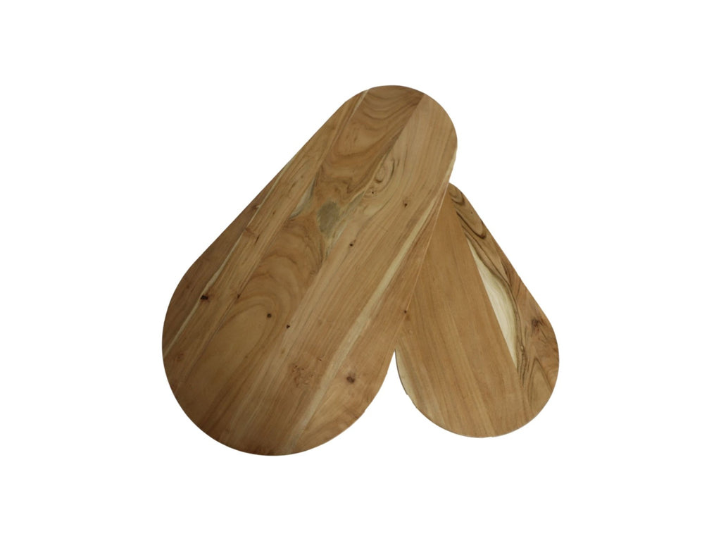 Twee elegante houten snijplanken in organische hartvorm, met warme natuurlijke houtnerven en een gladde afwerking.