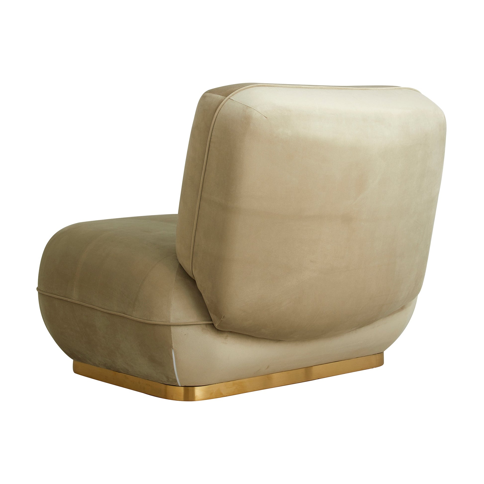 Beige fluwelen fauteuil met moderne, afgeronde vormen en een goudkleurige basis, zonder armleuningen.