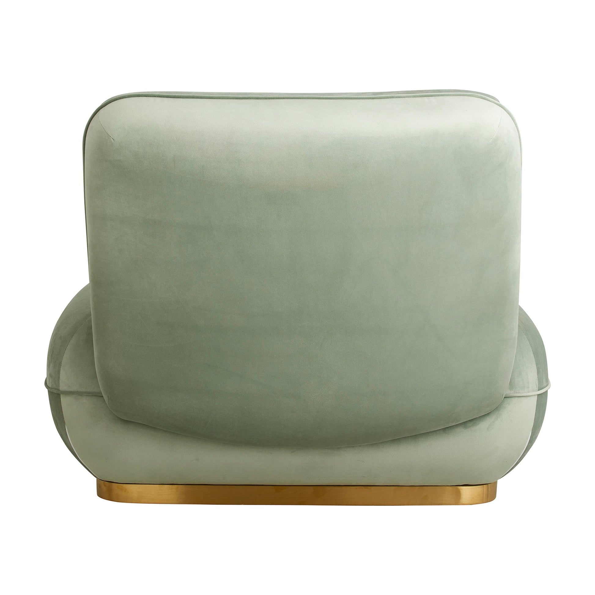 Lichtgroene fluwelen fauteuil met een gouden metalen basis, vormgegeven in een strakke, moderne stijl.