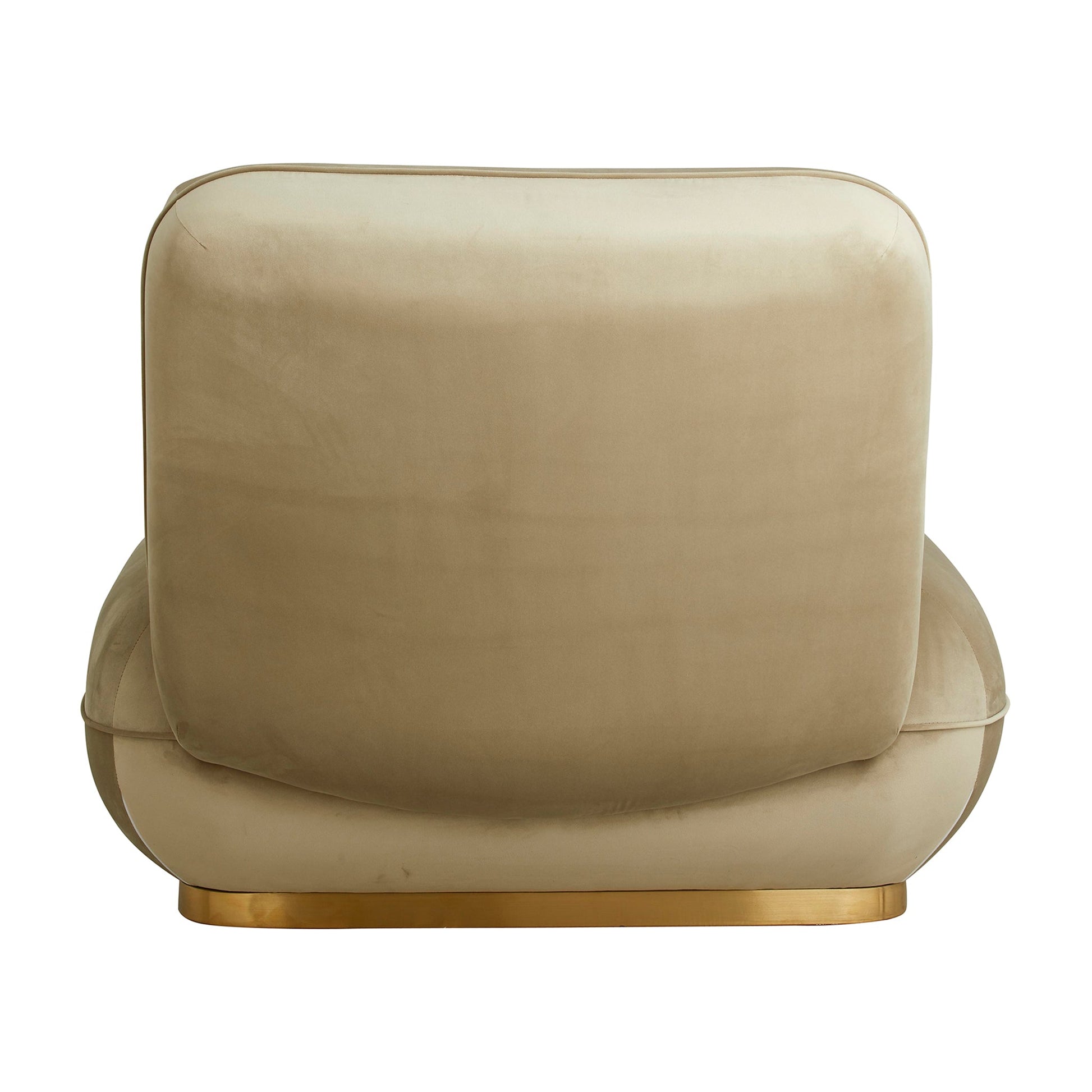 Crèmekleurige fluwelen fauteuil met gouden metalen voet, gemonteerd op een minimalistische moderne basis.