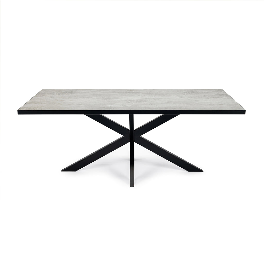 Rechthoekige tafel met een grijs blad en zwart metalen X-vormige poten op een witte achtergrond.