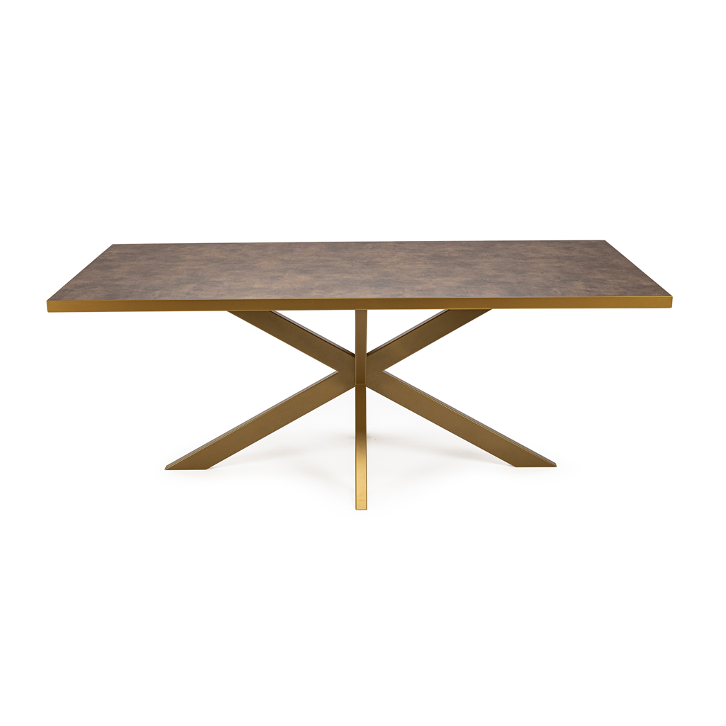 Rechthoekige tafel met donker houten blad en goudkleurig metalen X-vormig onderstel op witte achtergrond.