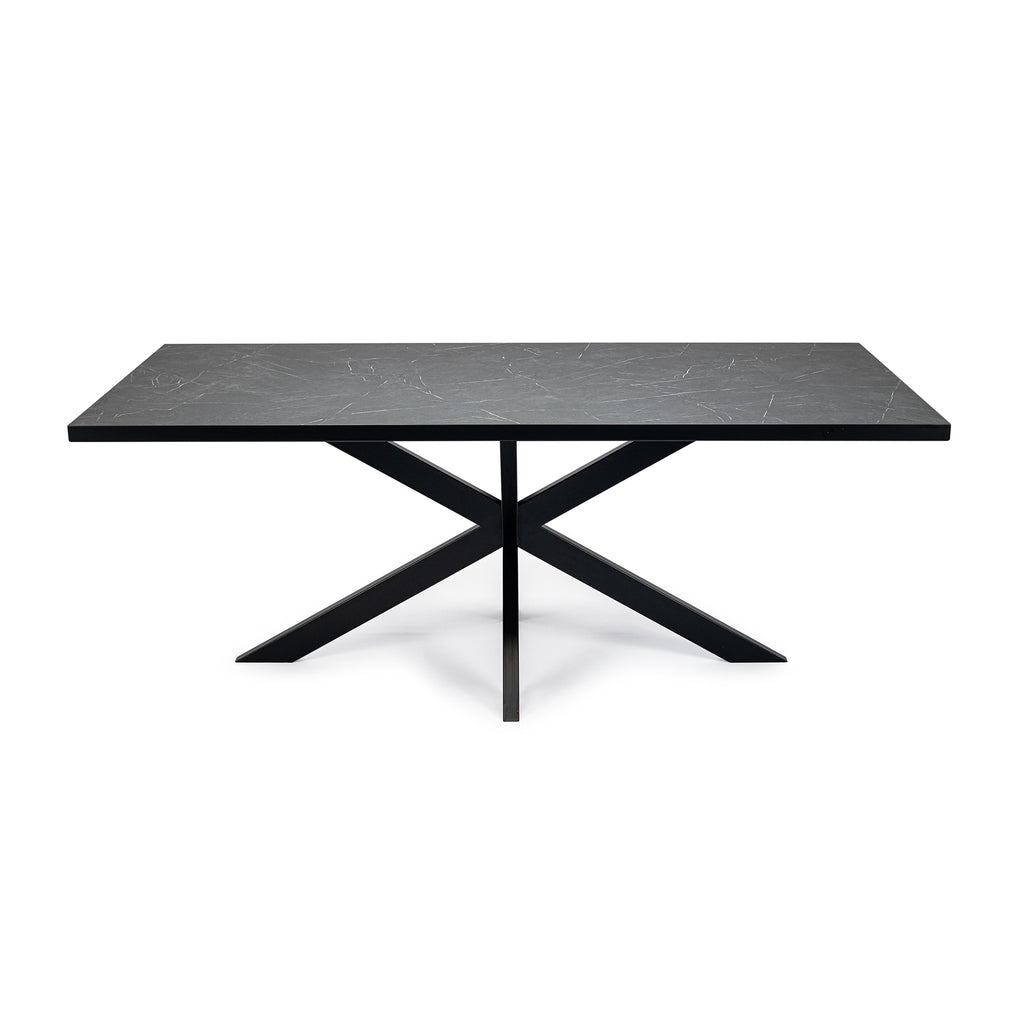 Rechthoekige zwarte tafel met elegant X-vormig onderstel en subtiele marmerlook afwerking.