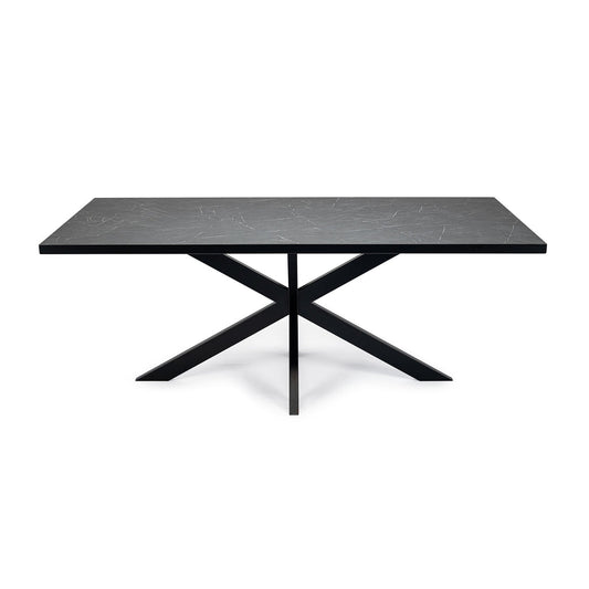 Rechthoekige zwarte eettafel met een strak design en kruisvormige metalen poten.