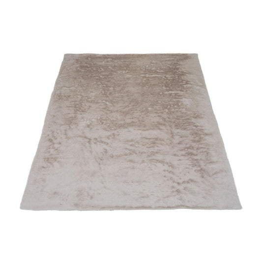 Zachte beige vloerkleed met pluizige textuur, in liggende rechthoekige vorm.