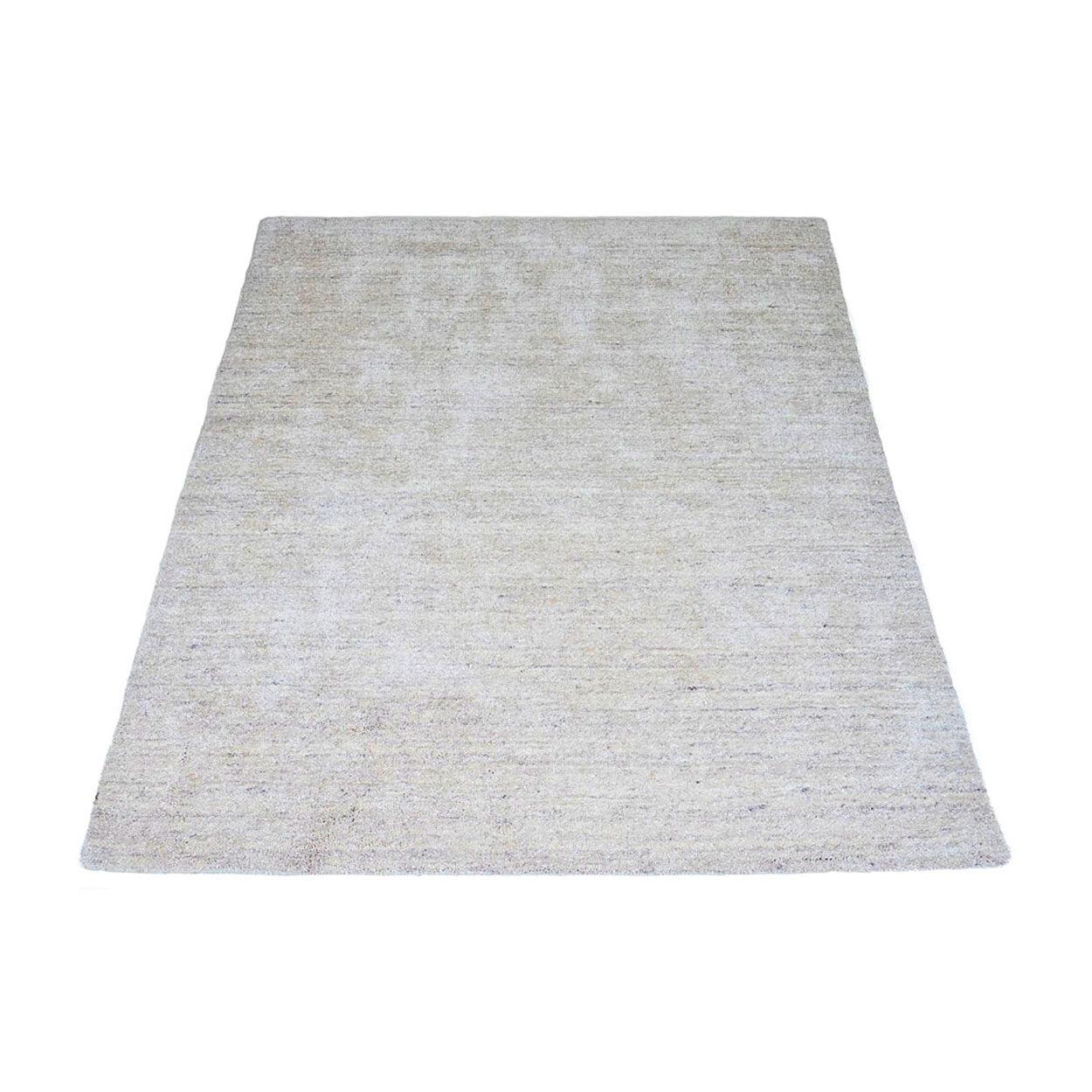 Lichtgrijs vloerkleed met een subtiele textuur en een eenvoudige, moderne uitstraling op een witte achtergrond.