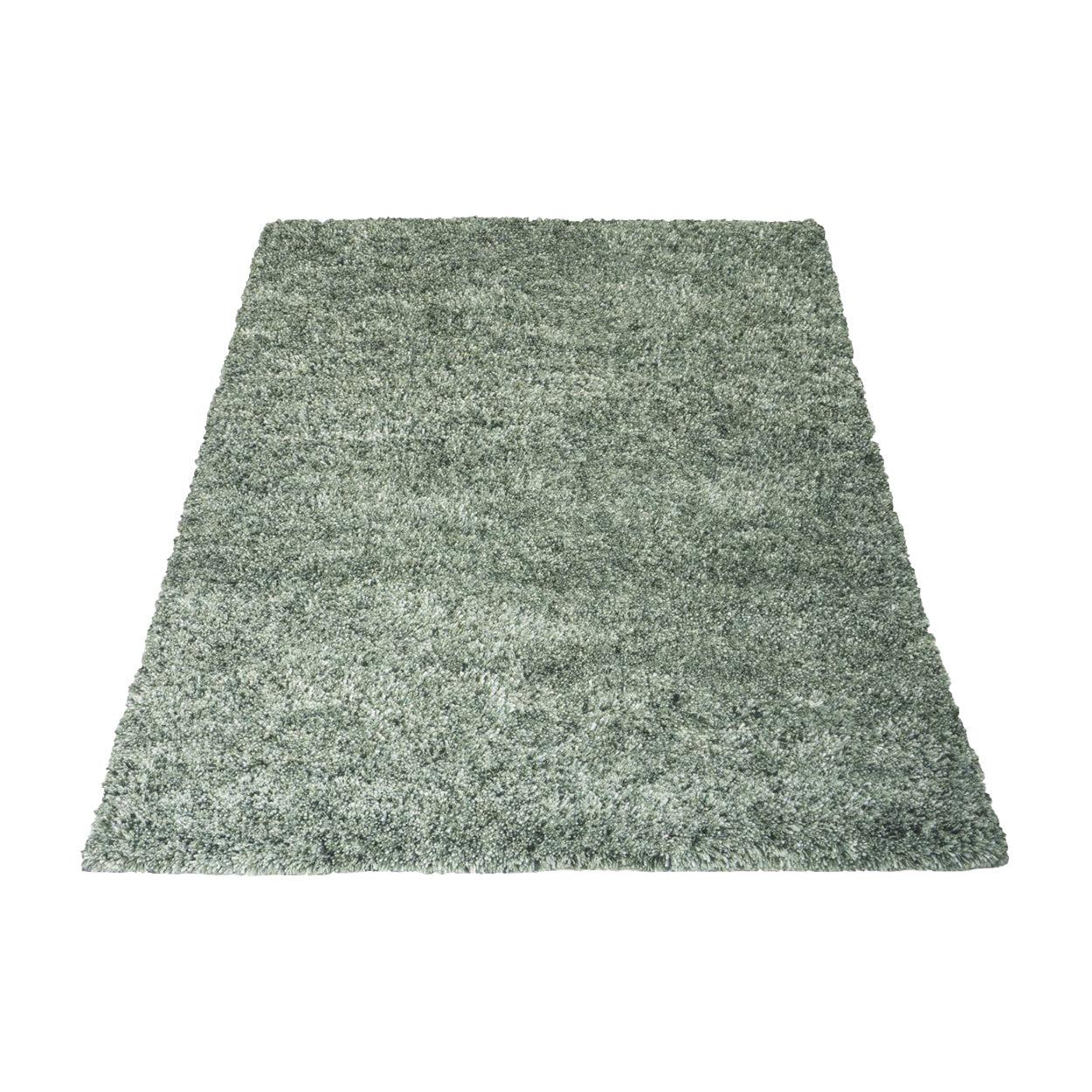 Grijze hoogpolige tapijt op witte achtergrond, met een luxueuze en knusse textuur.