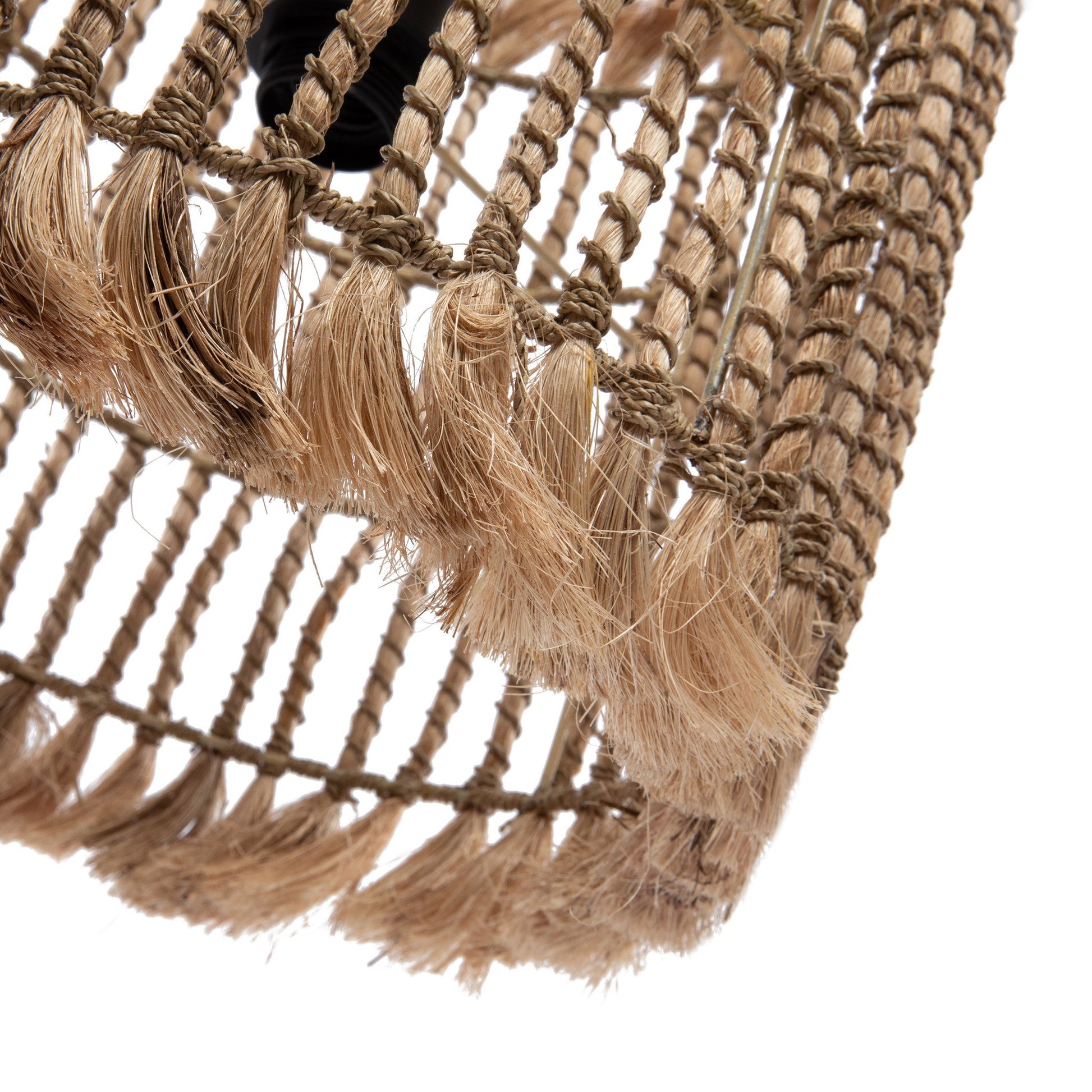 Gevlochten lampenkap van natuurlijke vezels met franjes, rustieke uitstraling, lichte bruintinten.