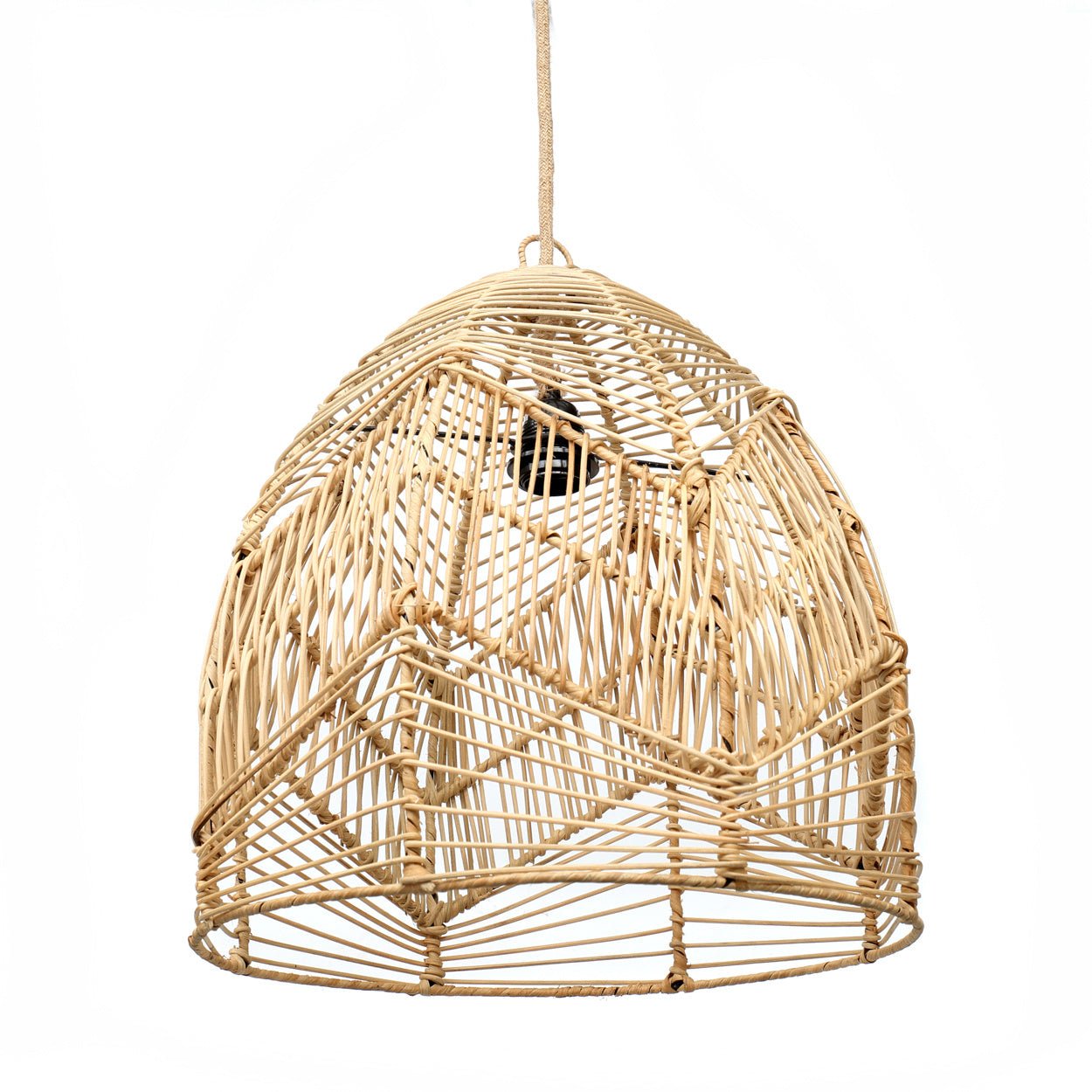 Ambachtelijke rotan hanglamp met geometrisch, open geweven patroon tegen een witte achtergrond.