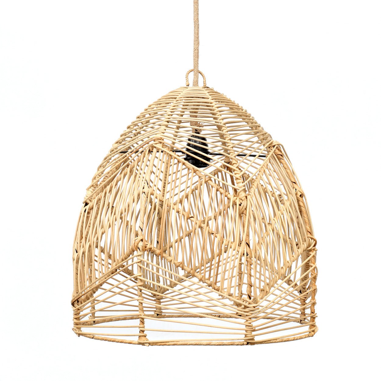 Gevlochten rotan hanglamp met een natuurlijke uitstraling, opgehangen aan een touwachtige kabel tegen een witte achtergrond.