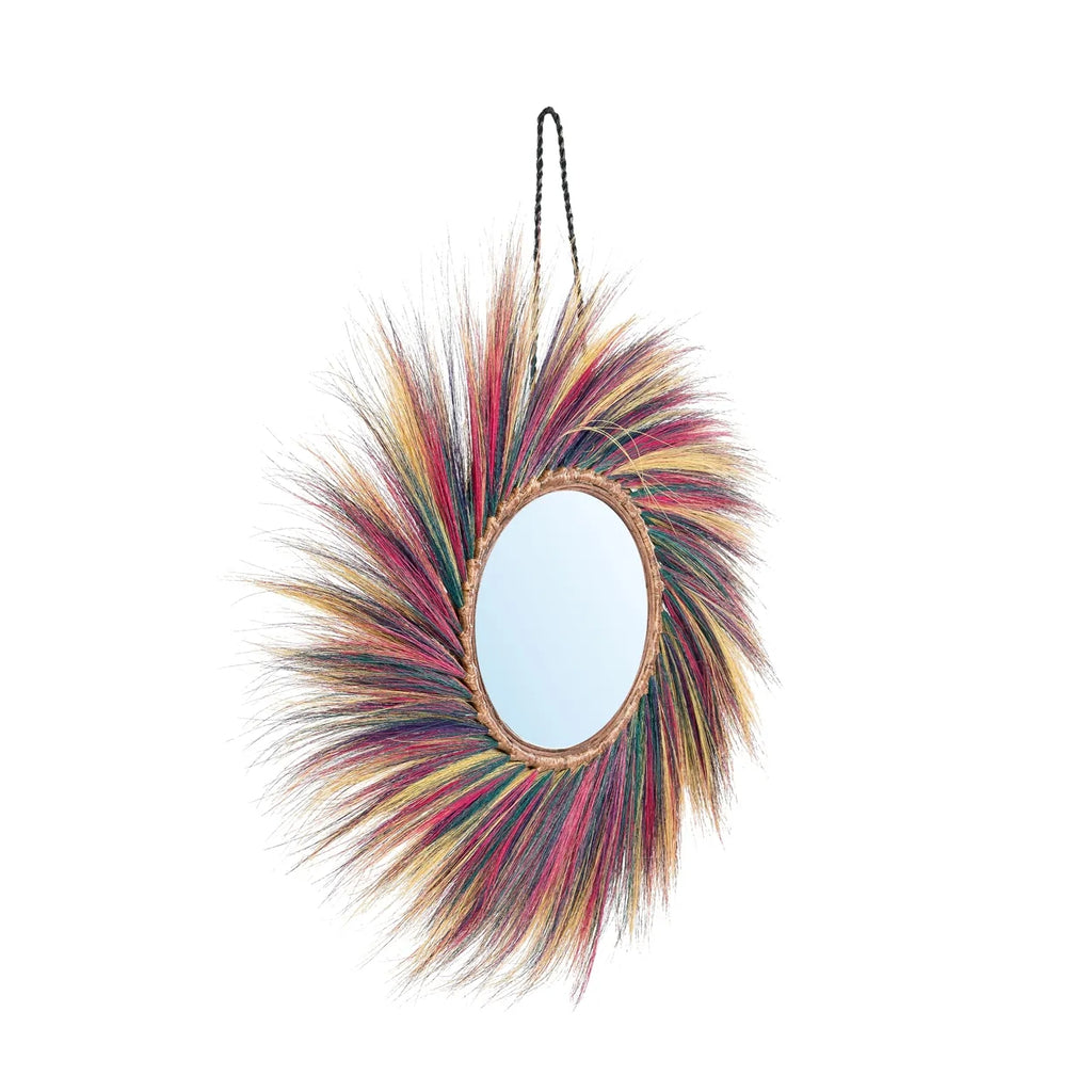 Ovale spiegel met kleurrijke stralen van vezels in rood, geel en blauw, hangend aan een zwarte koord.