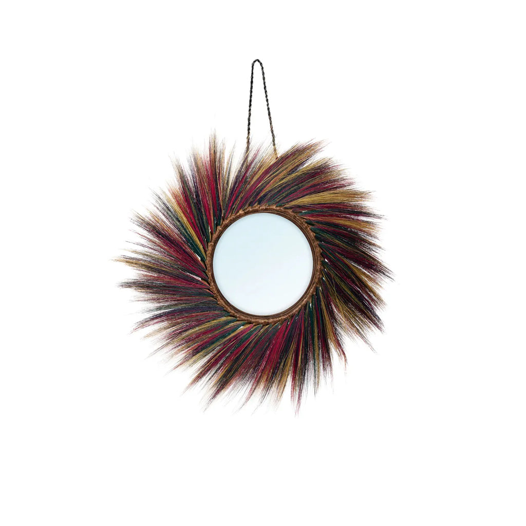 Ronde spiegel met kleurrijk rieten frame in radialen patroon, opgehangen aan een zwarte koord.