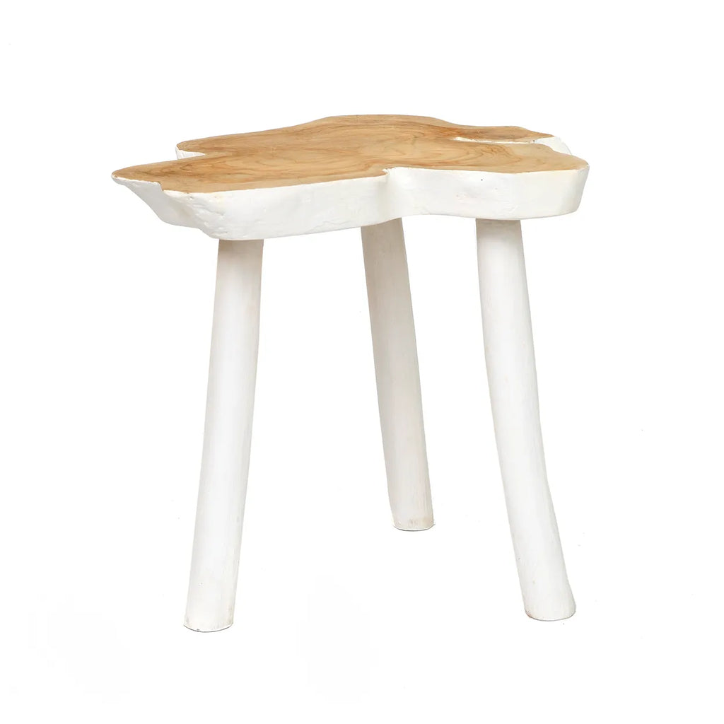 Rustieke witte tafel met grillig gevormd houten blad, rustend op drie taps toelopende poten.