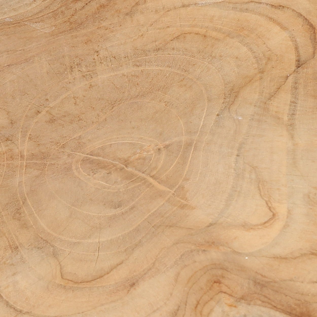 Houten oppervlak met natuurlijke, golvende nerven in verschillende bruintinten, met een warme, rustieke uitstraling.