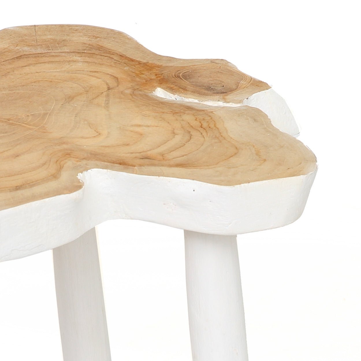 Natuurlijk houten bijzettafeltje met onregelmatige rand en witte poten, elegante en rustieke uitstraling.
