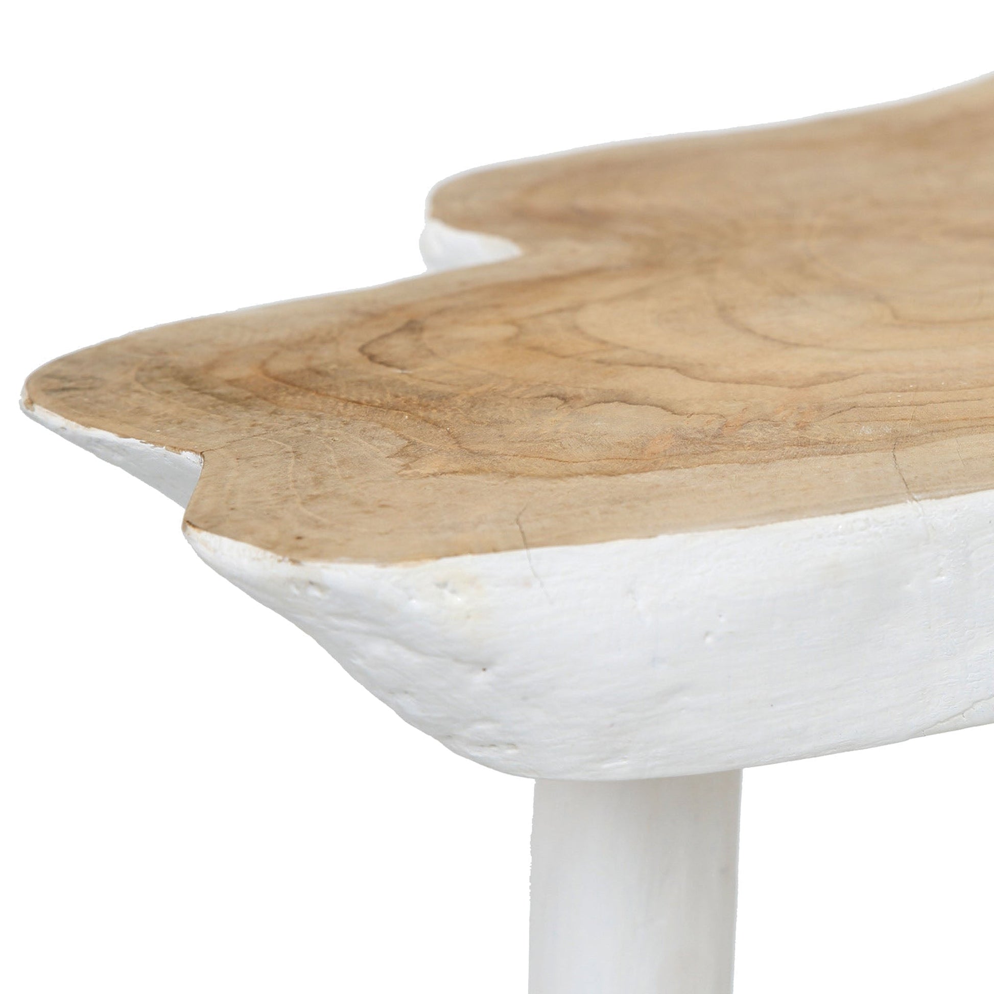 Massief houten tafelblad met natuurlijke houtnerf, robuuste witte basis en vloeiende vorm.