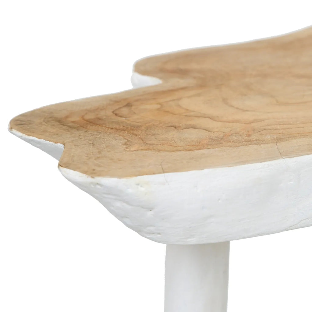 Rond wit bijzettafeltje met houten blad, vloeiende lijnen en natuurlijke houtnerf details zichtbaar.
