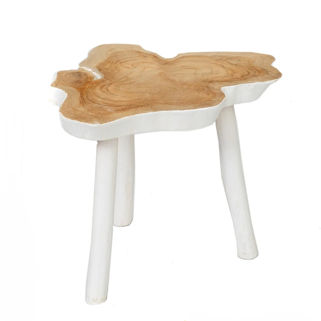 Organische bijzettafel met licht houten blad en witte poten, met natuurlijke houtnerf en unieke vorm.