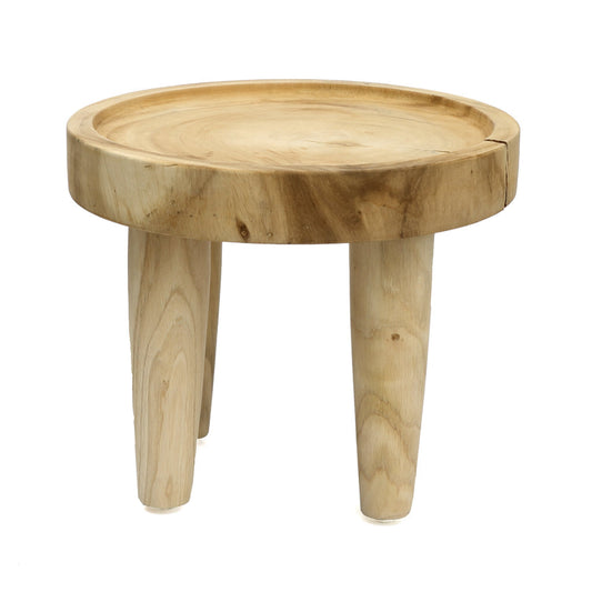 Ronde houten bijzettafel, lichtgekleurd met natuurlijke nerven, drie stevige poten, minimalistisch ontwerp.