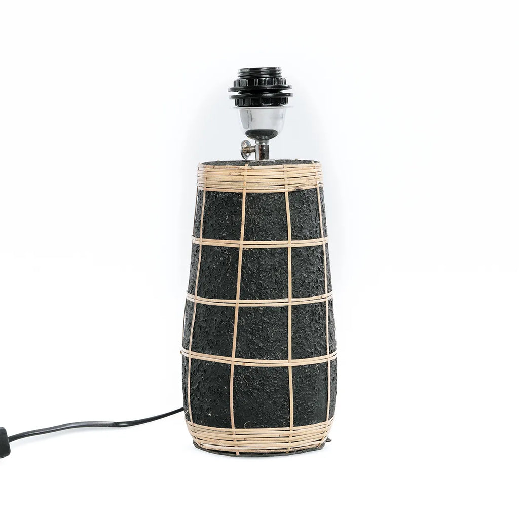 Zwarte tafellampvoet met natuurlijke bamboe accenten en textuur, geen lampenkap, op een witte achtergrond.
