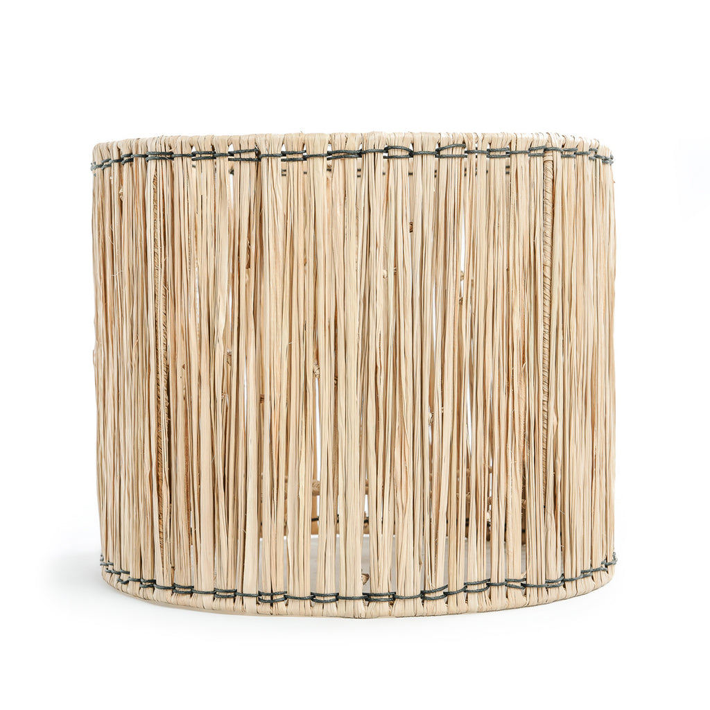 Cilindervormige lampenkap gemaakt van gevlochten natuurlijke raffia, biedt een rustieke uitstraling.